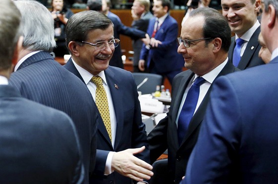 Turecký premiér Ahmet Davutoglu a francouzský prezident Francois Hollande na...