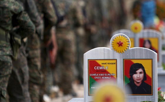 Hrob kurdské bojovnice v syrském mst Kámilí (11. bezna 2016)