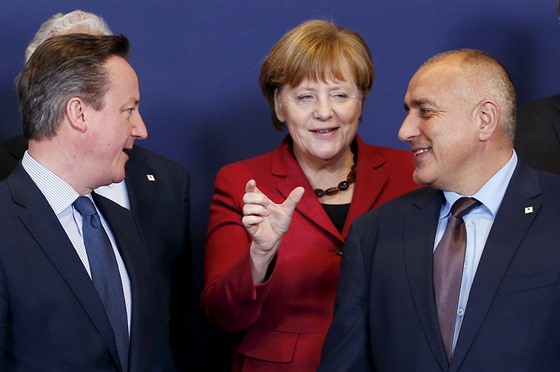 Zleva: Britský premiér David Cameron, nmecká kancléka Angela Merkelová a...