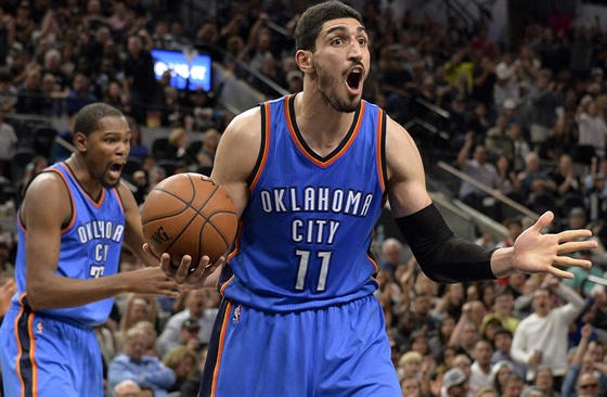 Velice udivený Enes Kanter z týmu Oklahoma City gestikuluje v utkání na...