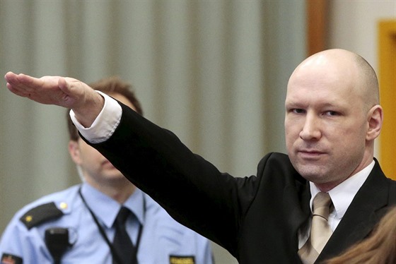 Breivik se hned pi píchodu ped soud uvedl nacistickým pozdravem (15. bezna...