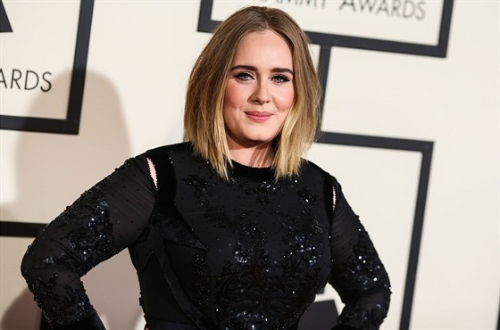 Máte větší prsa i břicho? Inspirovat se můžete stylem zpěvačky Adele.