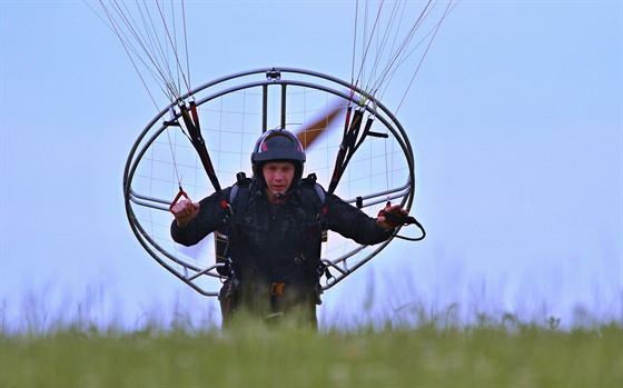 Martin Drápalík se věnuje motorovému paraglidingu teprve třetím rokem. Udělat...