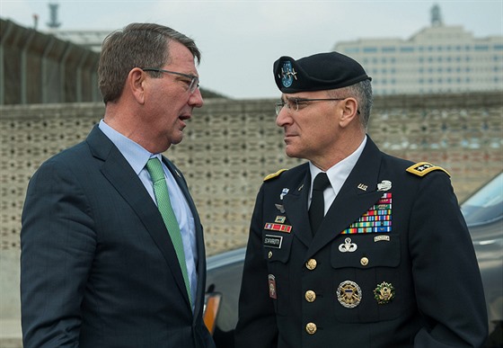Americký generál Curtis Scaparrotti s ministrem obrany Ashem Carterem