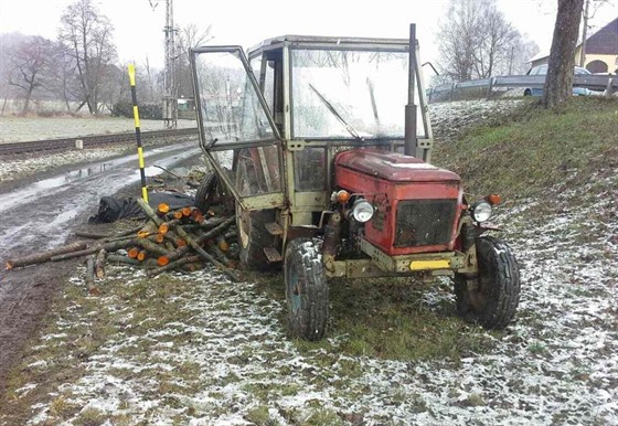 Mu zemel kvli spadlému heveru bhem výmny kola u pipojeného vozíku.