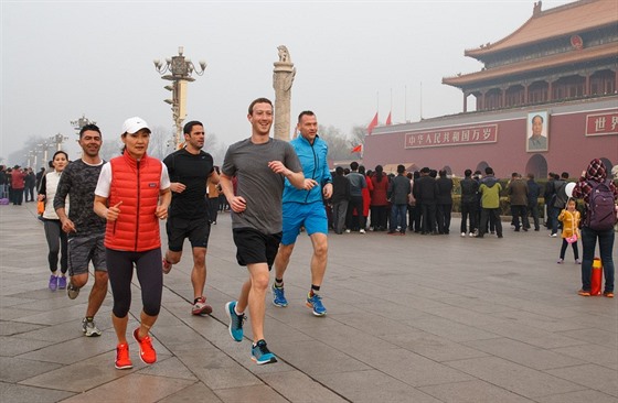 Zakladatel Facebooku Mark Zuckerberg se probhl Pekingem (18. bezna 2016).