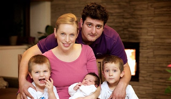 Michaela Chodúrová s manželem a dětmi.