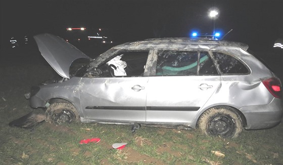 Auto skončilo v poli poblíž obce Rybova Lhota na Táborsku.
