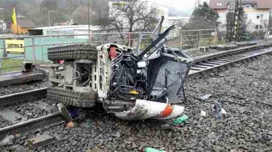 V Tišnově se střetl osobní vlak s menším pásovým bagrem.