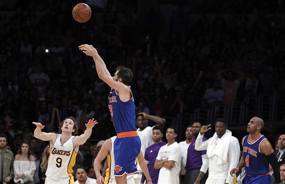 José Calderon z New York Knicks pálí z dálky na ko Los Angeles Lakers.