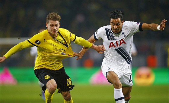 Nacer Chadli z Tottenhamu (vpravo) a Lukasz Piszczek z Borussie Dortmund bojují...