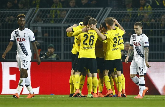 Fotbalisté Borussie Dortmund se radují z gólu, který práv vstelili proti...