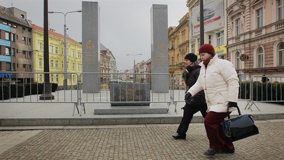 Kolem popraskaného památníku Díky, Ameriko! v Plzni stojí provizorní zábrany....