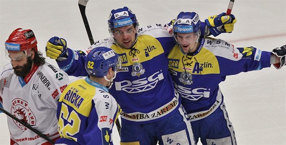 Hokejisté Zlína se radují z prvního gólu v zápase s Tincem.
