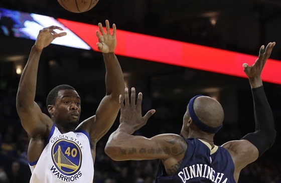 Harrison Barnes (vlevo) z Golden State v souboji s Dantem Cunninghamem z New...