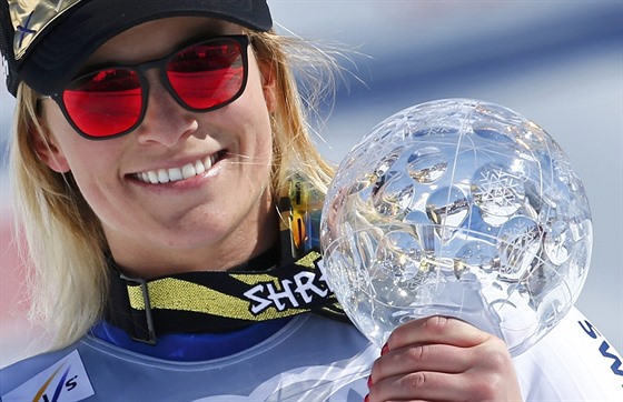 Švýcarská lyžařka Lara Gutová s malým globem za celkový triumf v obřím slalomu...