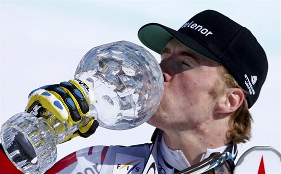 Norský lya Aleksander Aamodt Kilde s malým kiálovým globem za celkový...