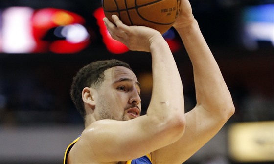 Klay Thompson z Golden State pi stelb na ko.