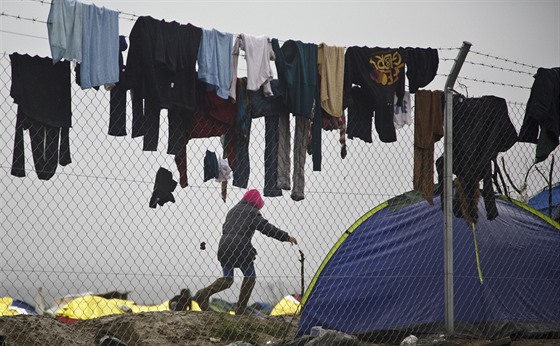 Uprchlíci si suí své právo na plotech v uprchlickém táboe poblí vesnice...