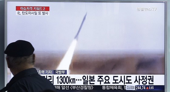 Mu sleduje odpálení severokorejské balistické stely na obrazovce v...