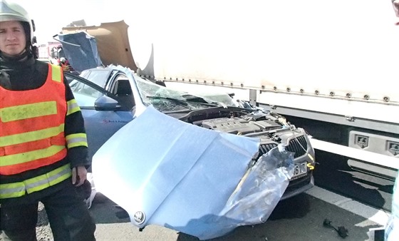 Pi tragické nehod narazil idi osobního auta do kamionu stojícího v kolon...