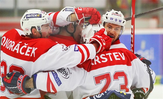 Slávističtí hokejisté se radují z gólu.