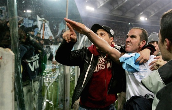 Paolo Di Canio svérázn zdraví fanouky Lazia ím.