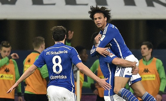 Leroy Sane (nahoe) se raduje ze svého gólu se spoluhrái ze Schalke.