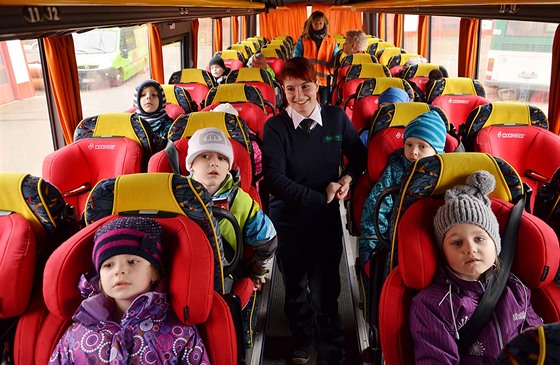 V autobuse Mikeš se každé dítě musí za jízdy poutat.