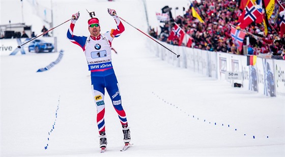 Norsk biatlonista Emil Hegle Svendsen triumfln dojd do cle tafety na...