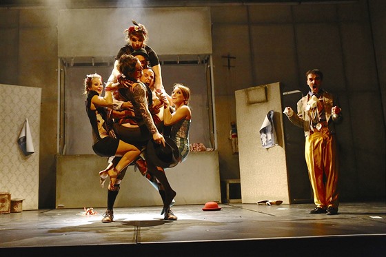 Z pedstavení Roots, které Cirk La Putyka hraje v berlínském divadle Chamäleon.