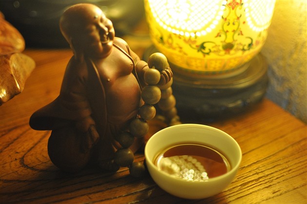 V čajovně Orijin jsme ochutnali doporučený příjemně zemitý Pu-Erh Zlatý drak.