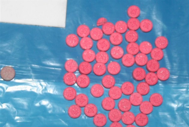 Policisté nali pi razii krom kompletního vybavení také tablety drogy Extáze...