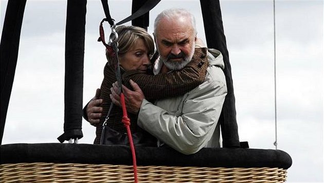 Zden�k Sv�rák a Daniela Kolá�ová ve filmu Vratné lahve