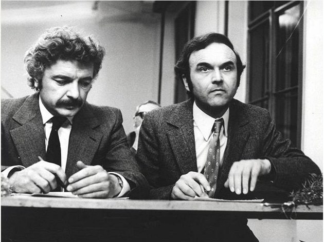 Ladislav Smoljak a Zden�k Sv�rák ve filmu Mare�ku, podejte mi pero!