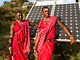 Mui z keskho kmene Masaj stoj u solrnch panel nedaleko sv vesnice na...