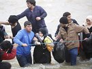 Stovky benc z tábora v eckém Idomeni se dostaly do Makedonie. Uzavenou...