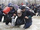 Stovky benc z tábora v eckém Idomeni se dostaly do Makedonie. Uzavenou...