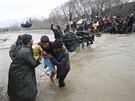 Stovky benc z tábora v eckém Idomeni se dostaly do Makedonie. Uzavenou...