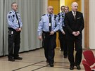 Anders Behring Breivik přichází k soudu (15. března 2016).