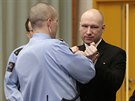 Anders Behring Breivik přichází k soudu (15. března 2016).
