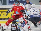 Olomouckému hokejistovi Peteru Húevkovi se pod nohy zamotal Miroslav...