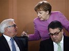 Nmecká kancléka Angela Merkelová,  vicekanclé Sigmar Gabriel (vpravo) a...