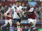 Záloník Tottenhamu Dele Alli uniká obránci Aston Villy Joresi Okoremu.