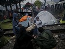 Rodina syrských uprchlík u ecko-makedonských hranic poblí vesnice Idomeni...