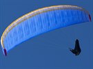 Ze svah Zwölferhornu (1 522 m.n.m) startují paraglidisté.