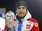 Martin Fourcade s malým kiálovým glóbem za celkové vítzství ve stíhace.