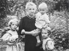 Jarmila ulkov s adoptivnmi sestrami a babikou v roce 1944.