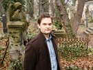 Martin �erven� za�al na Ol�ansk�ch h�bitovech pom�hat hrobn�k�m a dal��m...