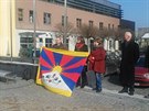 Aktivist� vyv�sili tibetskou vlajku p�ed kr�lov�hradeck�m hejtmanstv�m